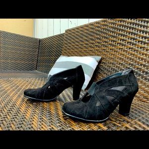 Thick Webbed Heels : Black